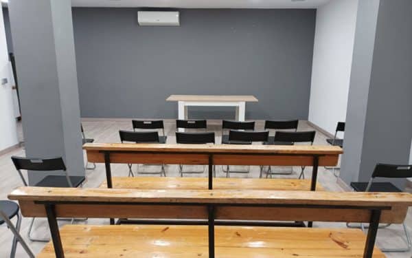 Eventos Metropolitano Sala multiuso sillas y bancos
