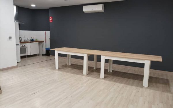Eventos Metropolitano Sala multiuso con mesas