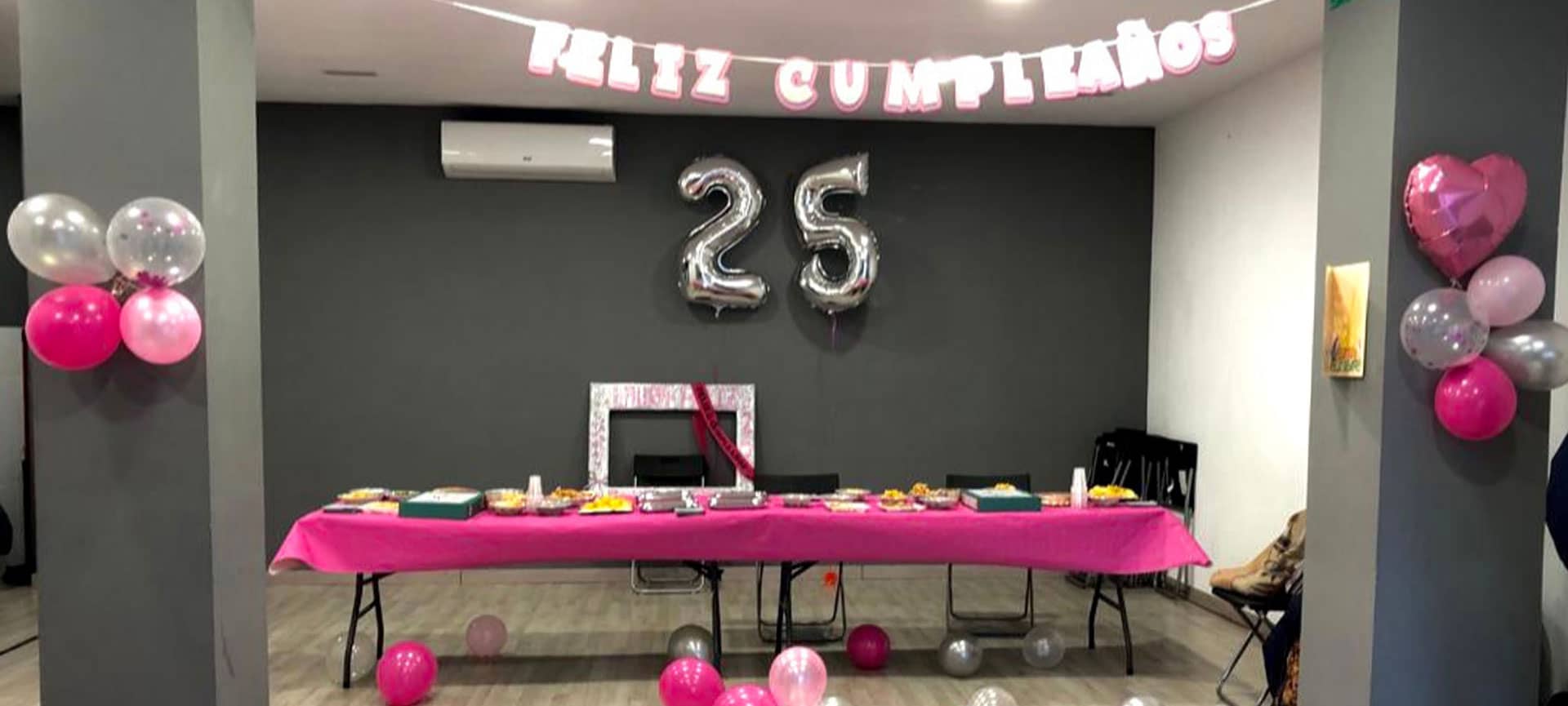 Sala de eventos preparada para un cumpleaños