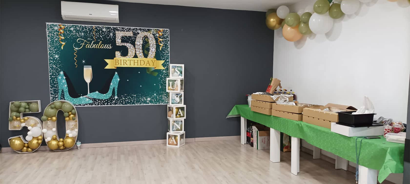 Sala preparada para una celebración de cumpleaños